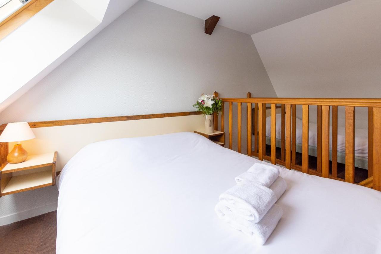 Hotel Logis Saint Louis La Suze-sur-Sarthe Esterno foto