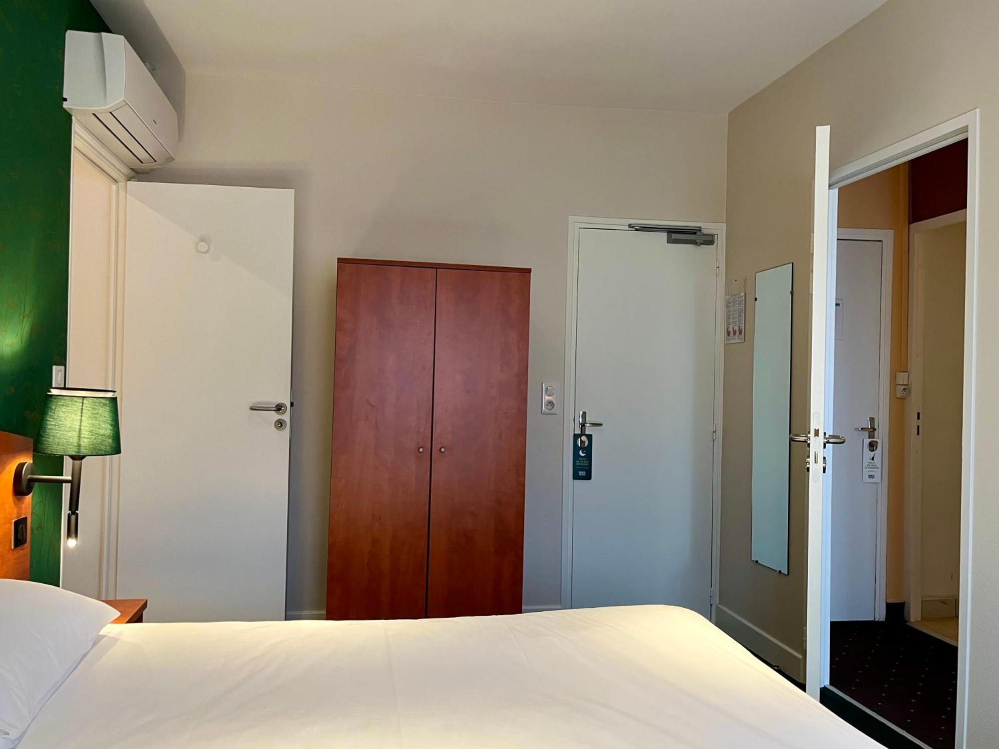 Hotel Logis Saint Louis La Suze-sur-Sarthe Esterno foto