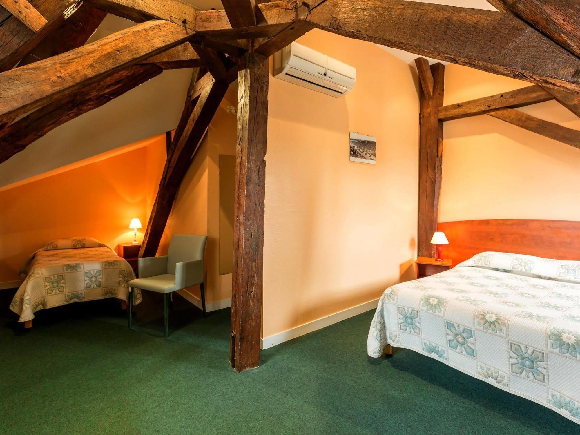 Hotel Logis Saint Louis La Suze-sur-Sarthe Esterno foto