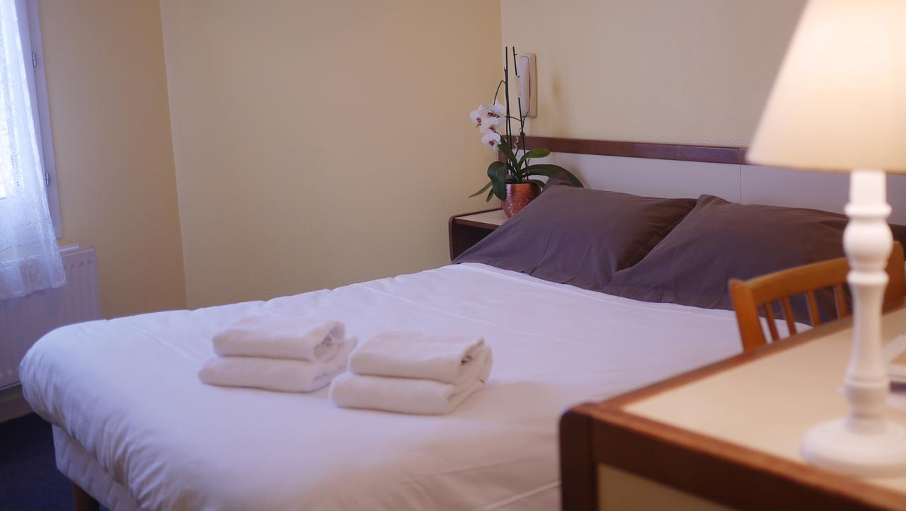 Hotel Logis Saint Louis La Suze-sur-Sarthe Esterno foto
